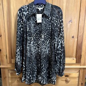 NWT!  CAbi - Size M - black and white dot blouse w/extra buttons